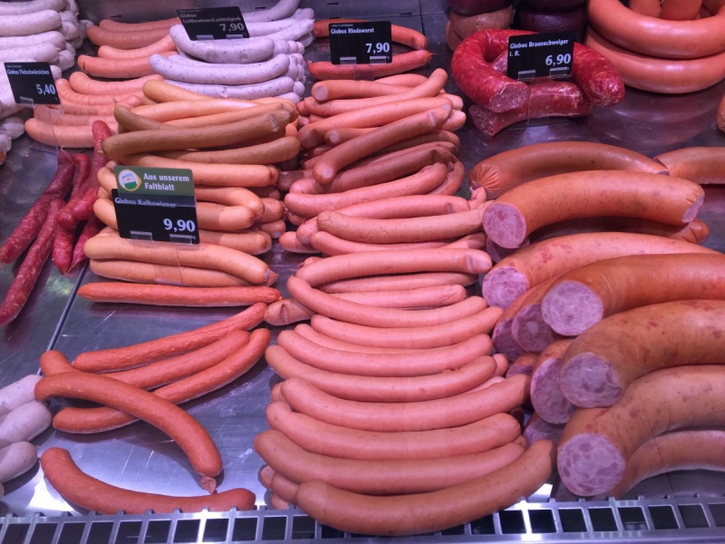 charcuterie-ST CYR SUR MER-min_sausages_meat_butchery-1069321